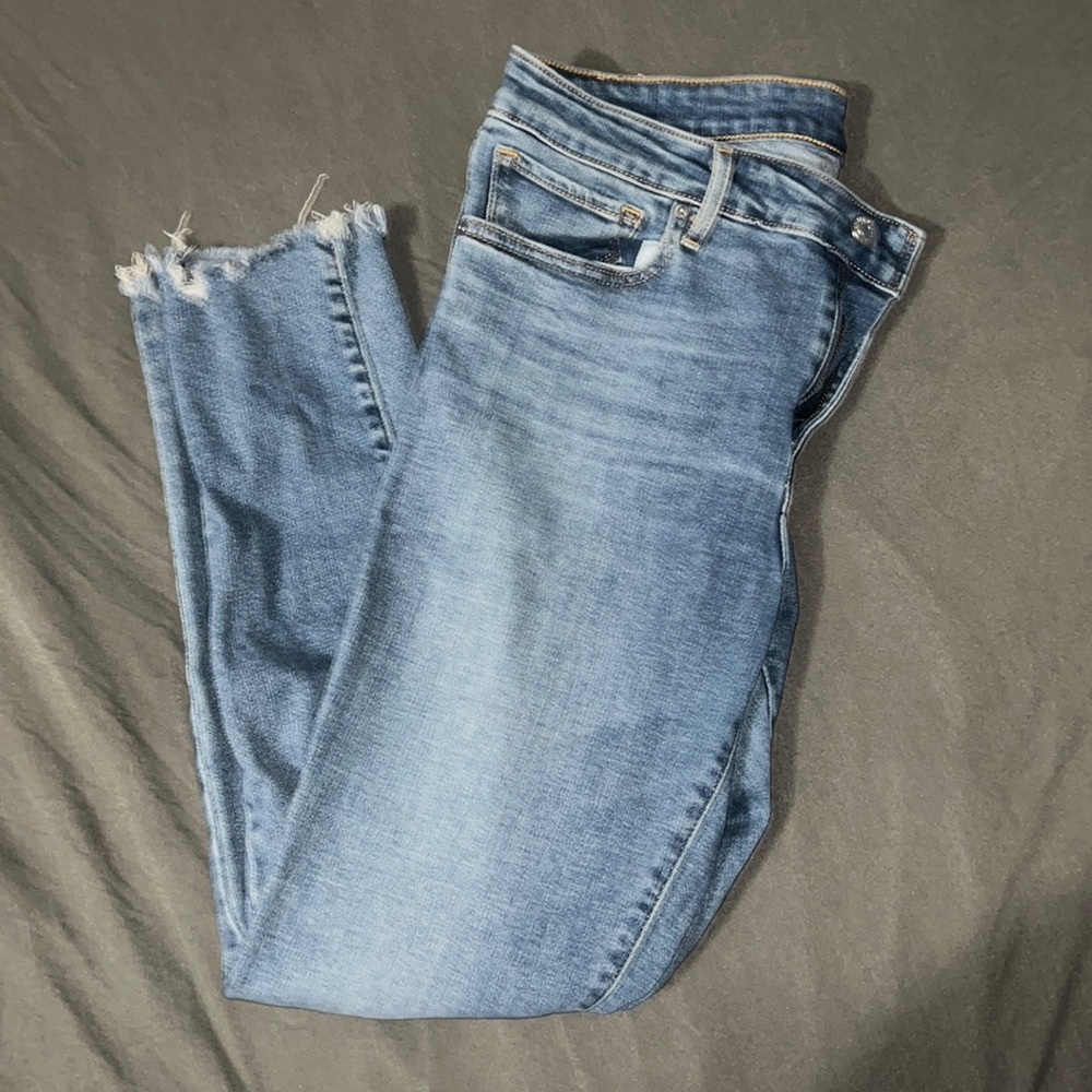 Womens Levi jeans with rips in the knees